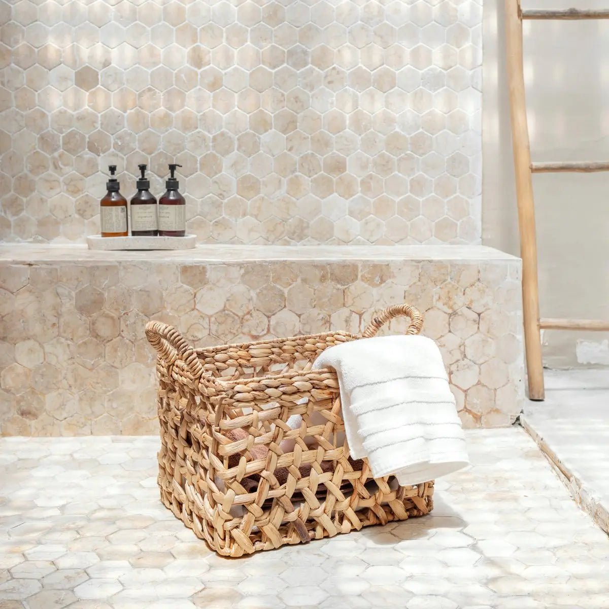 Handgeweven rechthoekige plankmand van waterhyacint, duurzaam en stijlvol, perfect voor een natuurlijke woondecoratie.