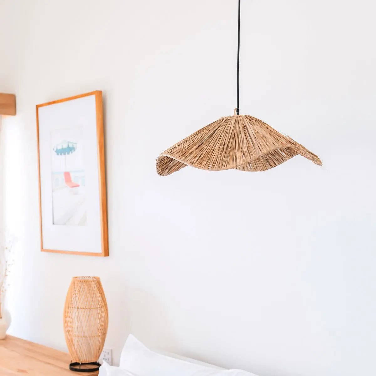 Handgemaakte Raffia Hanglamp TAMPAH van raffiavezels met metalen frame, Ø53 cm, golvende vorm, geschikt voor diverse interieurstijlen.