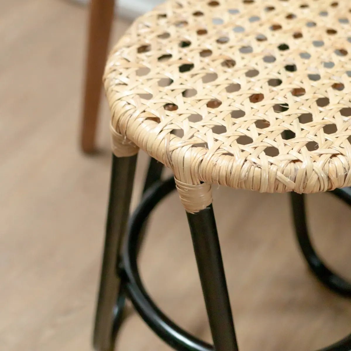 Rotan Kruk KOLAKA – Zwart, Ø35 cm, Geweven Zitvlak