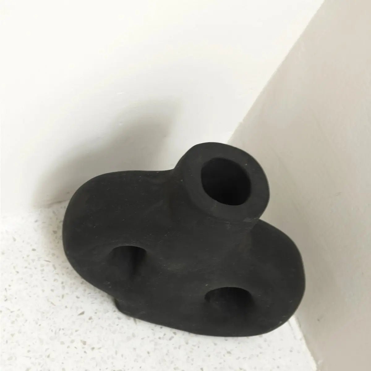 Zwarte Vaas LEMBAH – Kleine Decoratieve Klei Vaas