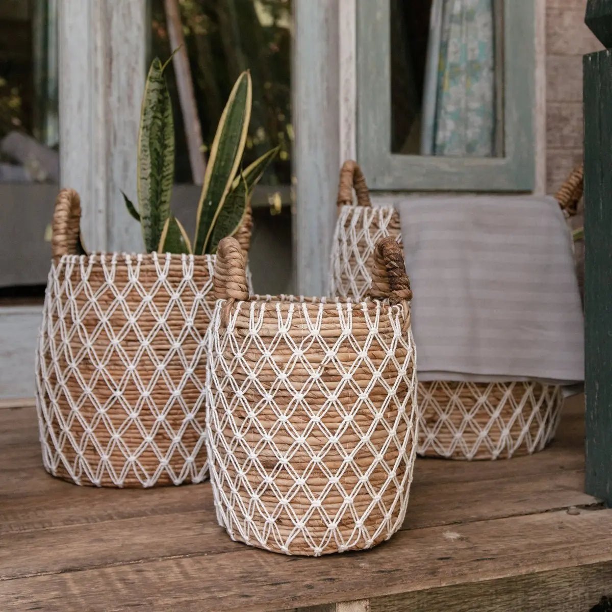 Handgemaakte Wasmand KUBU van bananenvezels met katoenen koordpatroon, verkrijgbaar in drie maten (S, M, L), met handvatten voor veelzijdig gebruik in het interieur.