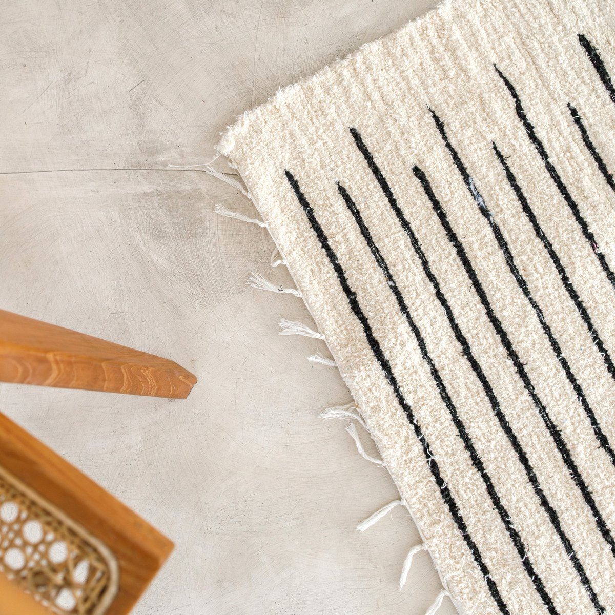 Groot Vloerkleed 150x120 cm – Wit Katoen met Zwarte Strepen | KERTA Handgeweven