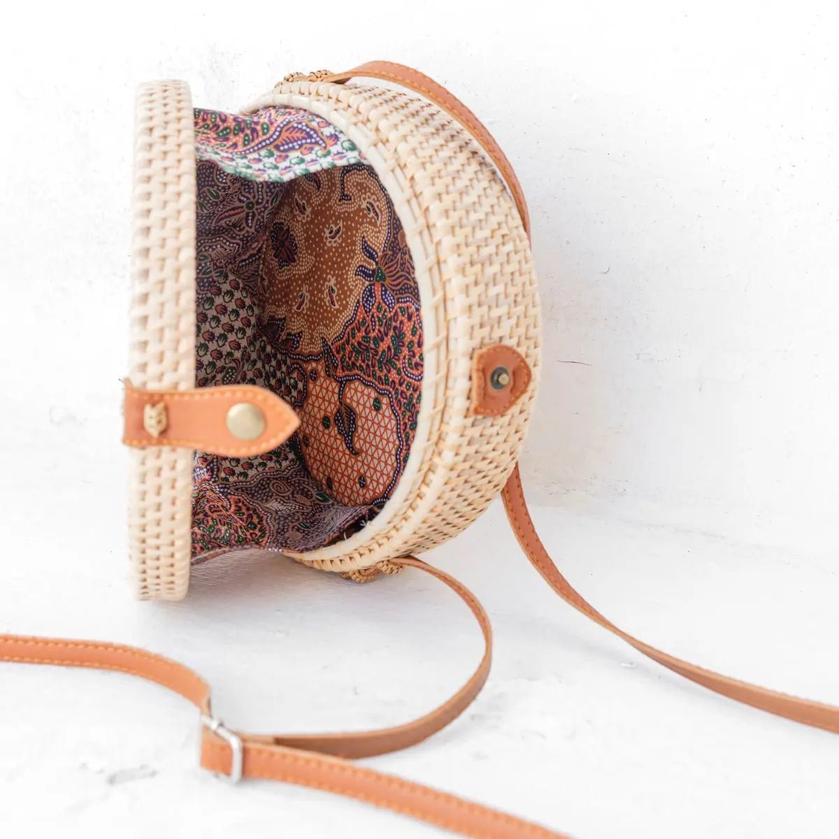 Ronde Rotan Tas SENJA – Beige, Crossbody met Lederen Riem