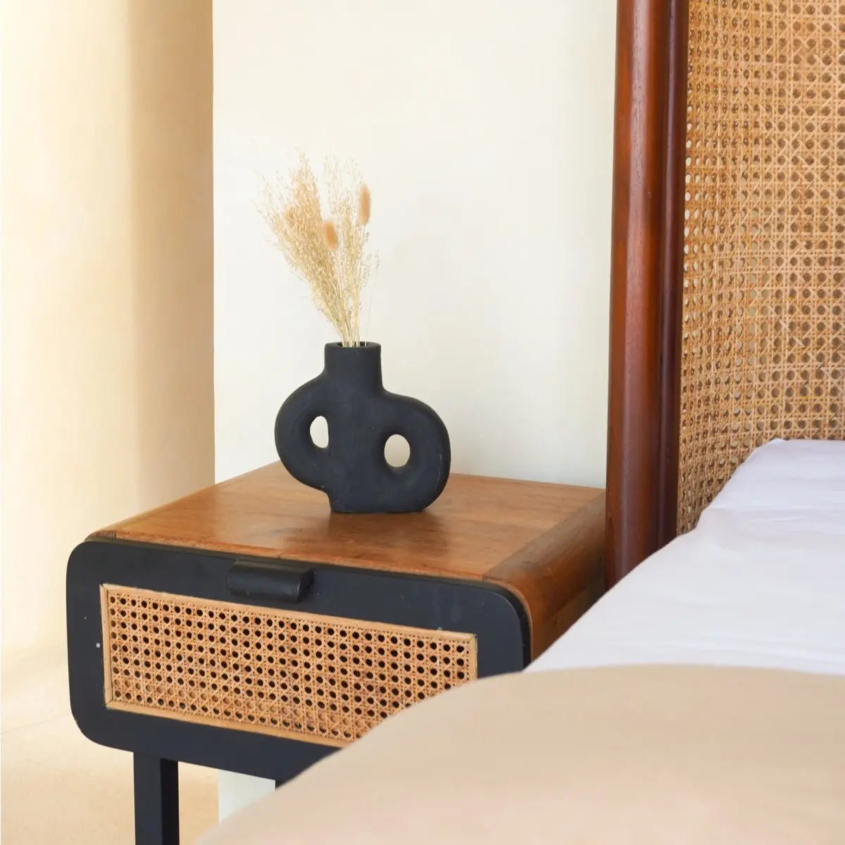 Zwarte Vaas LEMBAH – Kleine Decoratieve Klei Vaas