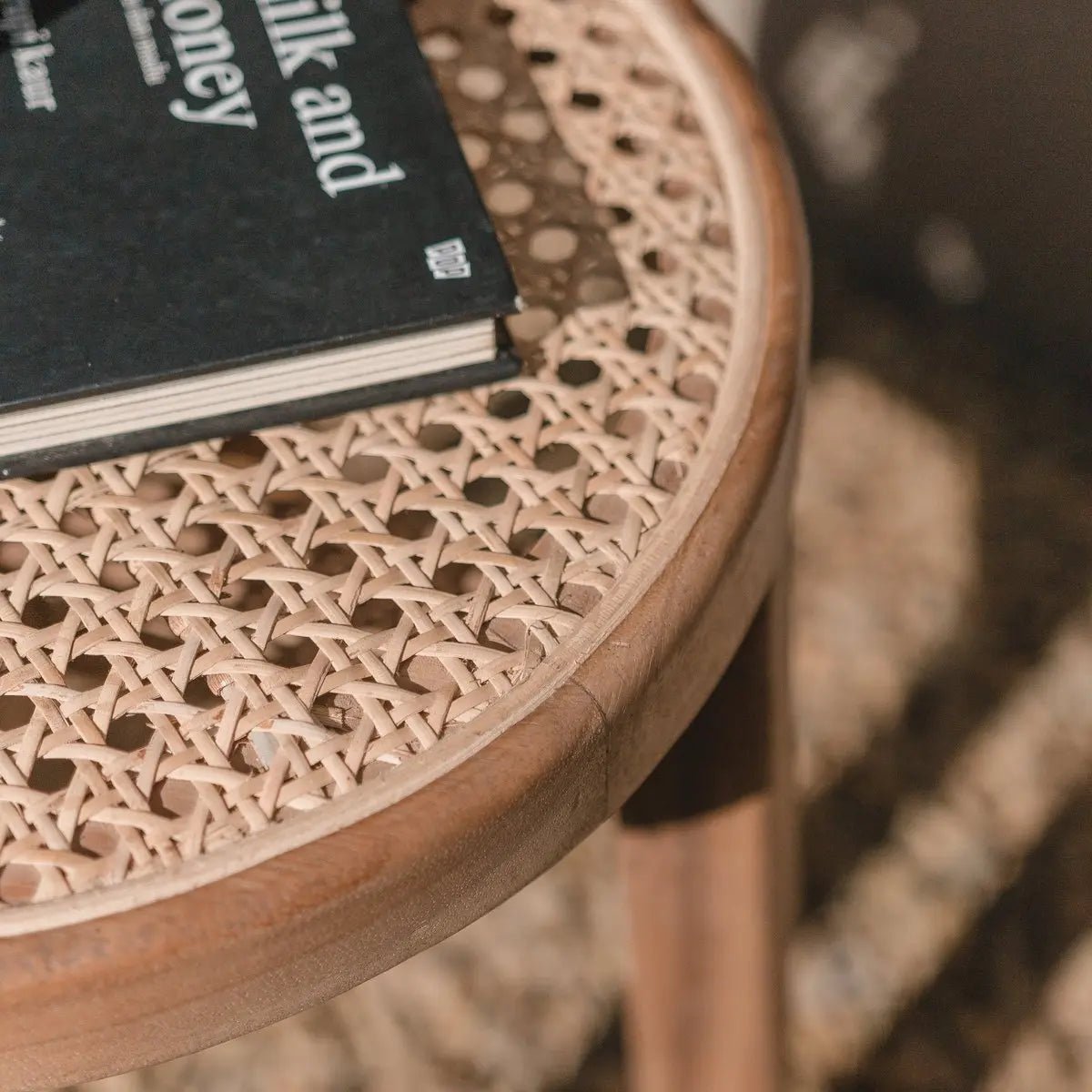 Houten Kruk CARAMIN | Trembesi Hout & Geweven Rotan Zitvlak