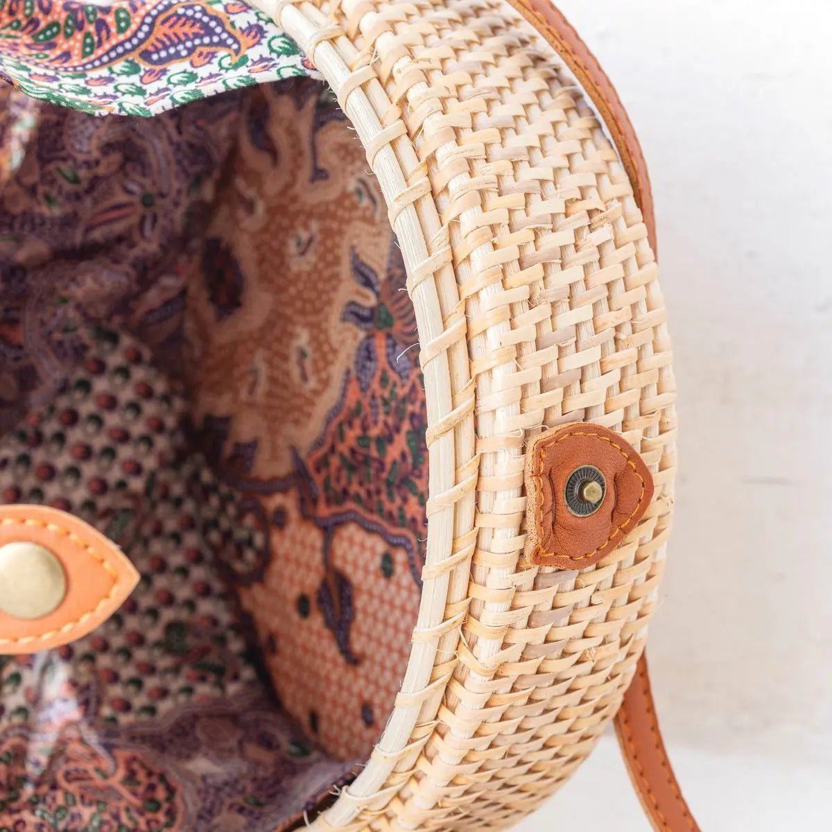 Ronde Rotan Tas SENJA – Beige, Crossbody met Lederen Riem