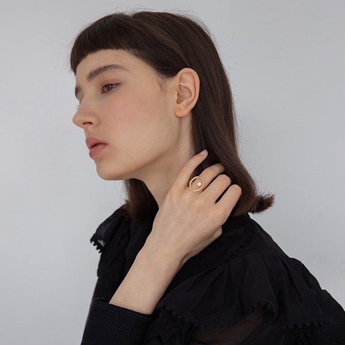 Minimalistische ovale lijnring met zoetwaterparel