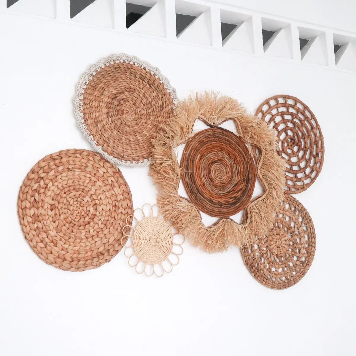 Handgemaakte DALUM Boho wanddecoratie set van 6 natuurlijke stukken, variërend van 15 tot 55 cm, gemaakt van waterhyacint, rotan, bananenvezel en raffia, geschikt als wanddecoratie of placemats.
