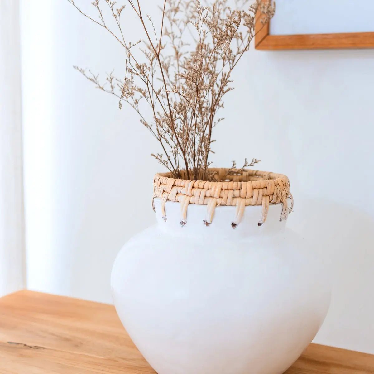 Witte Vaas TUBAN – Ronde Decoratieve Klei & Rotan Vaas, Ø23 cm