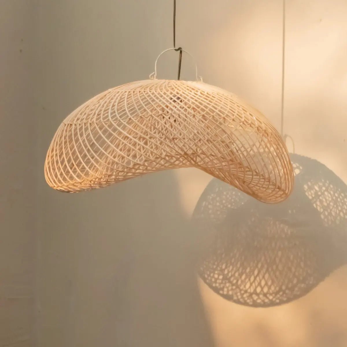 Handgemaakte rotan lampenkap Padma in ovale vorm, met metalen frame, verkrijgbaar in 2 maten (S: 40x35x22 cm, M: 50x44x25 cm), geschikt voor het creëren van sfeervolle licht- en schaduwpatronen