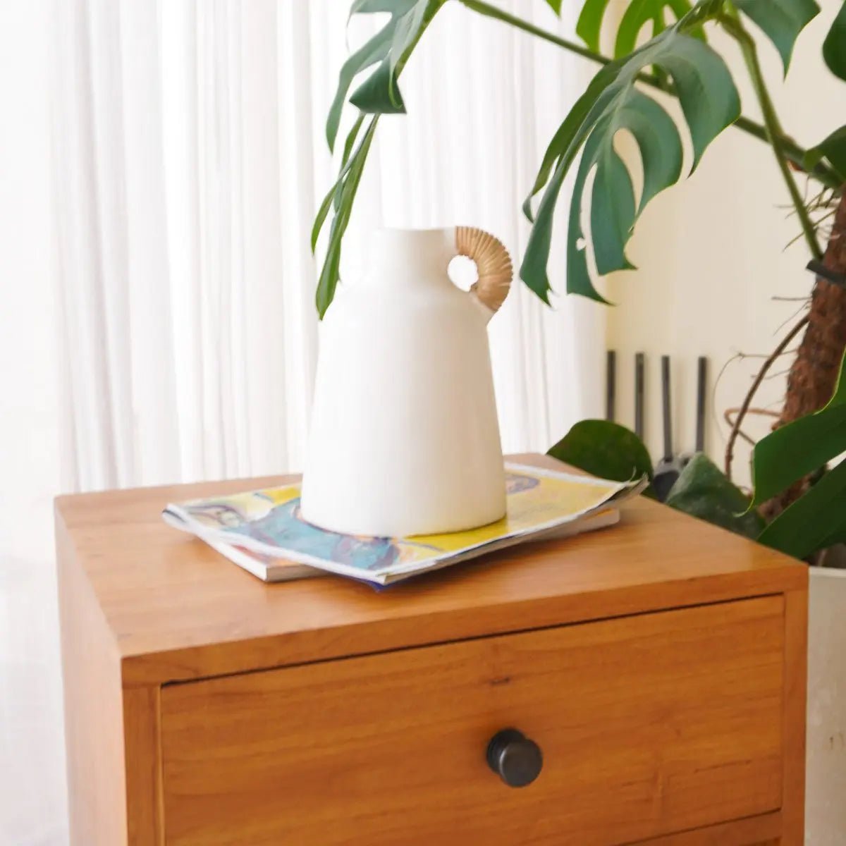 Witte Vaas SANA – Kleine Decoratieve Klei Vaas met Rotan Handvat