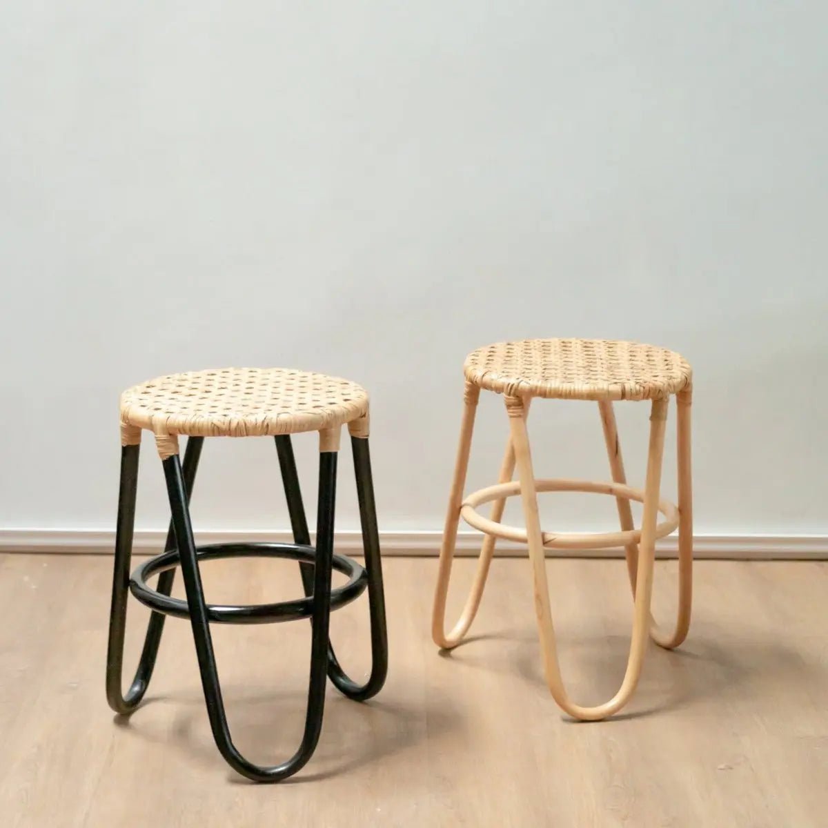 Rotan Kruk KOLAKA – Zwart, Ø35 cm, Geweven Zitvlak