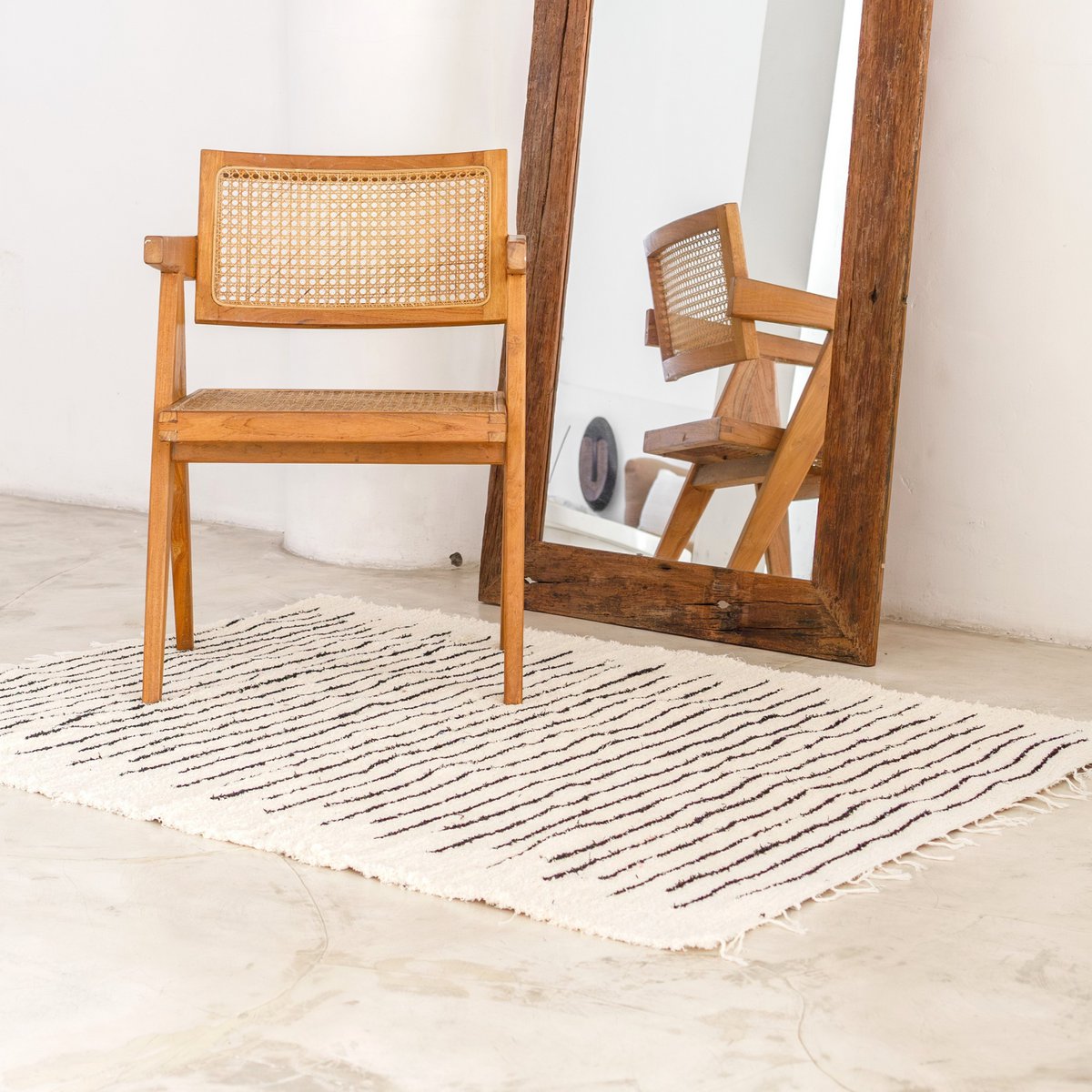 Groot Vloerkleed 150x120 cm – Wit Katoen met Zwarte Strepen | KERTA Handgeweven