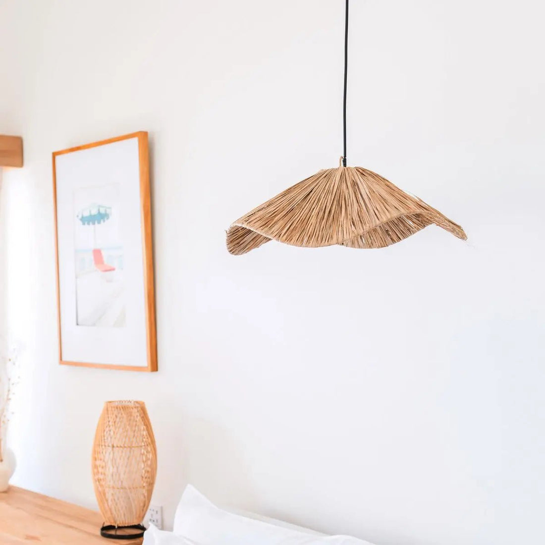 Handgemaakte Raffia Hanglamp TAMPAH van raffiavezels met metalen frame, Ø53 cm, golvende vorm, geschikt voor diverse interieurstijlen.