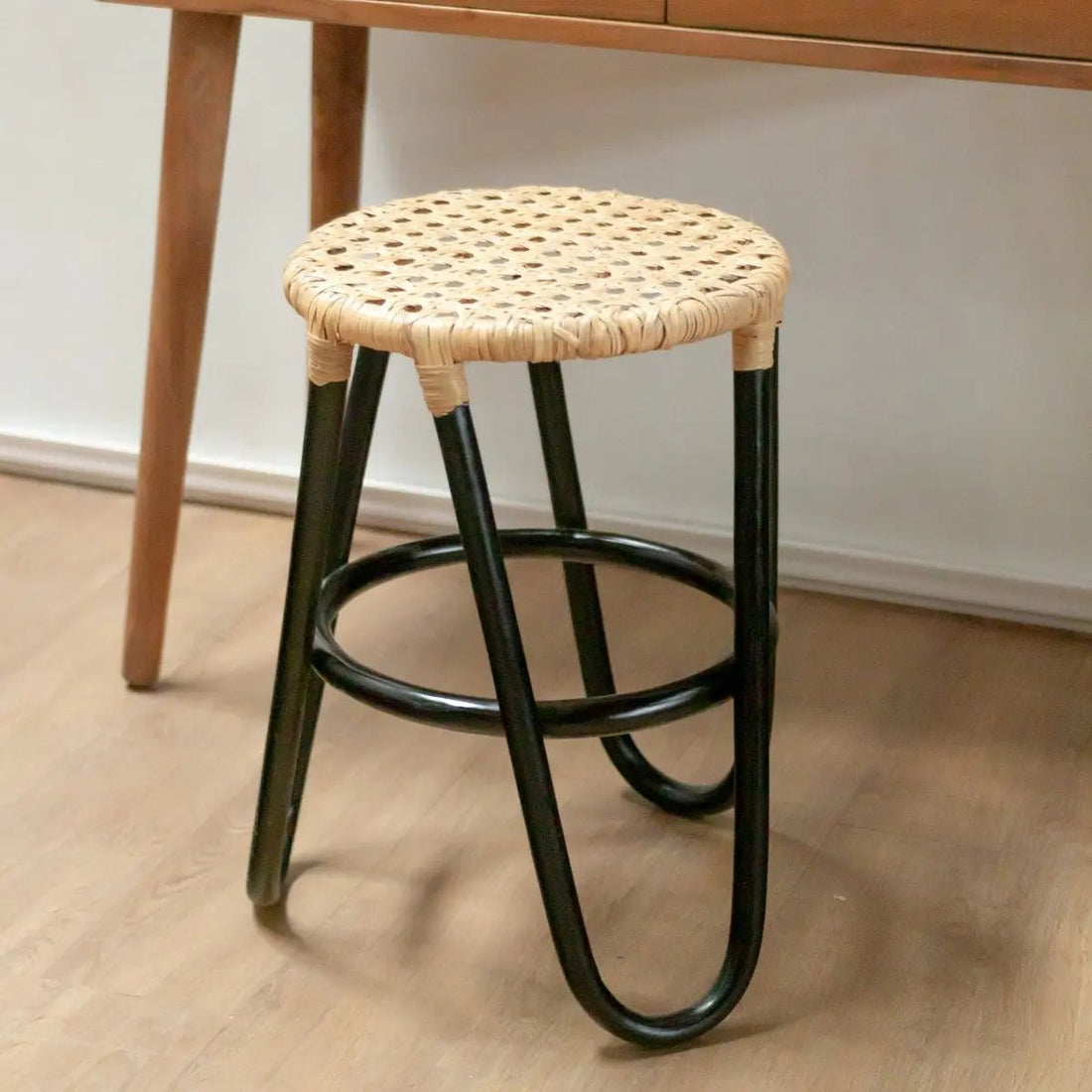 Rotan Kruk KOLAKA – Zwart, Ø35 cm, Geweven Zitvlak