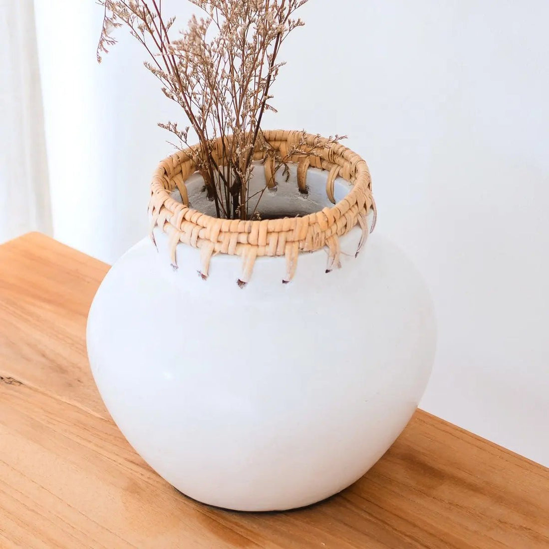 Witte Vaas TUBAN – Ronde Decoratieve Klei &amp; Rotan Vaas, Ø23 cm
