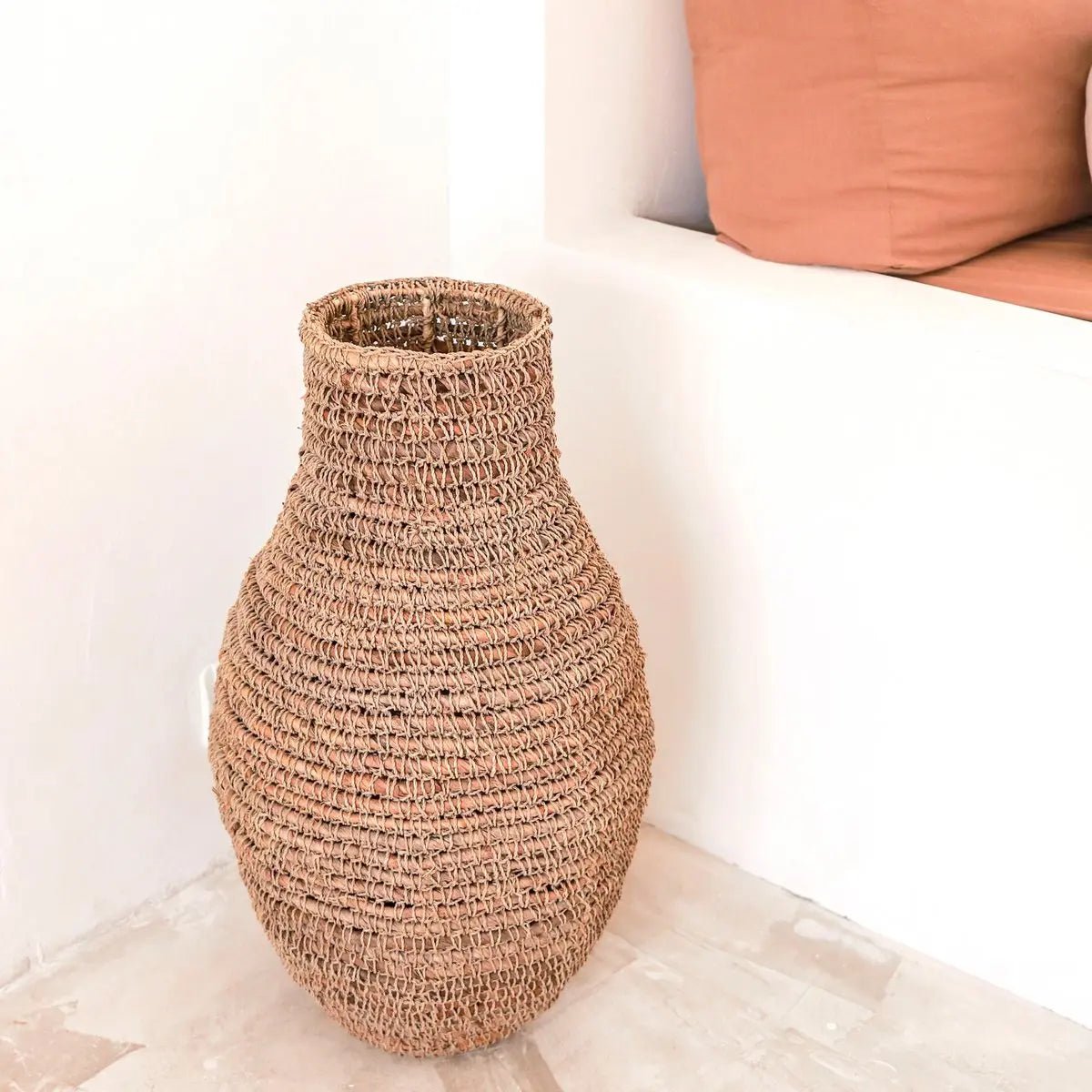 Handgemaakte Boho Vaas SAKRA van bananenvezels en raffia, 56 cm hoog en 30 cm breed, met bolvormig ontwerp geschikt voor droogbloemen of palmbladeren.