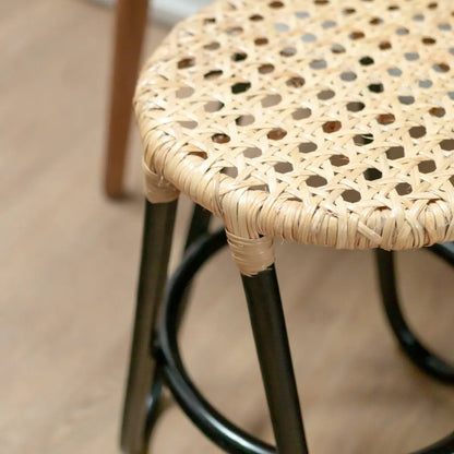 Rattanhocker KOLAKA – Schwarz, Ø35 cm, Geflochtene Sitzfläche