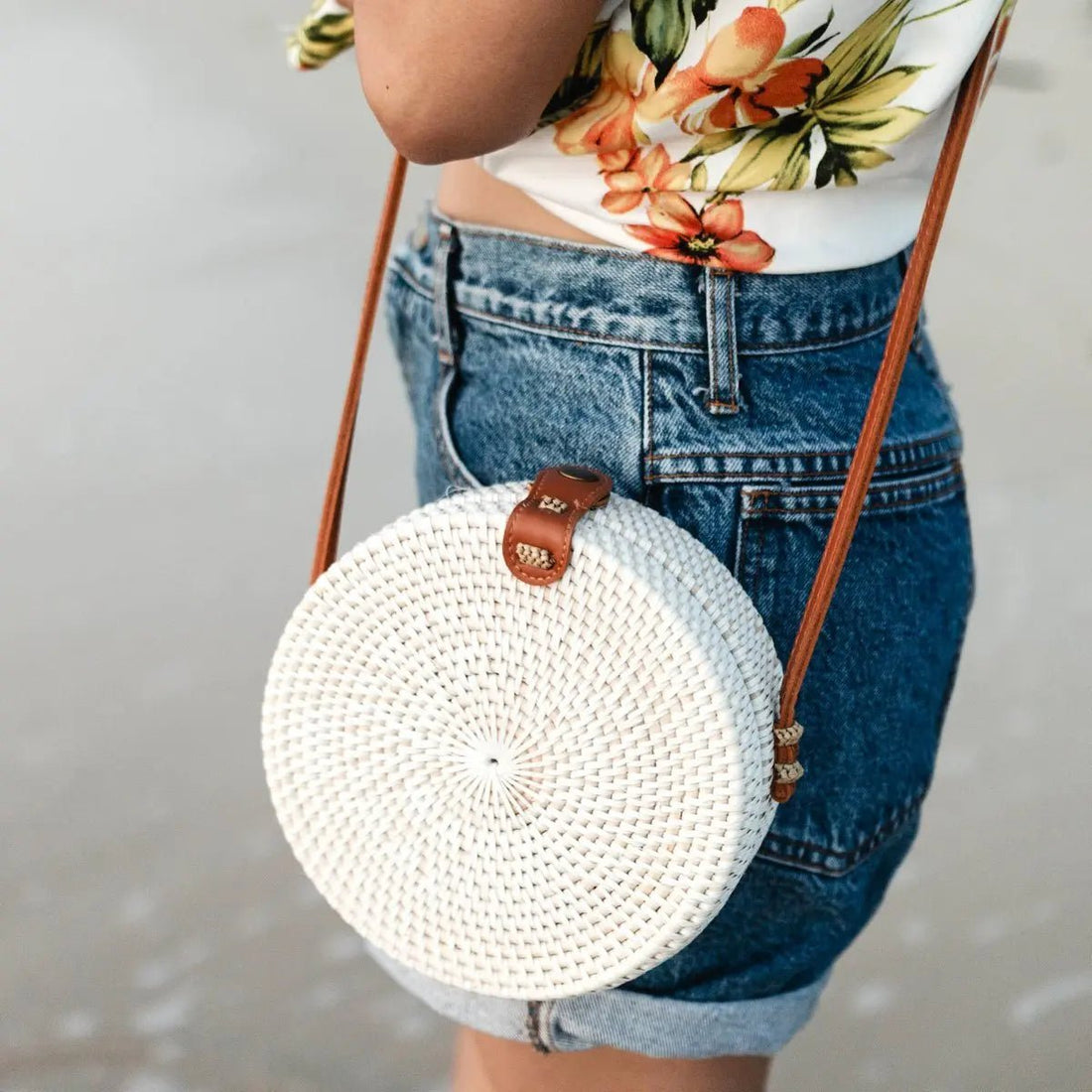 Ronde Rotan Tas SENJA – Wit, Crossbody met Lederen Riem