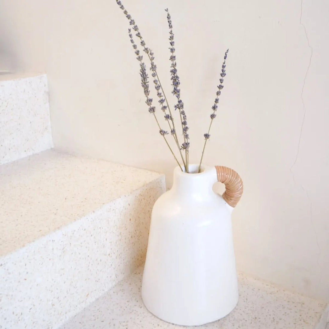 Vaas Witte kleine decoratieve vaas voor gedroogde of verse bloemen, handgegoten uit klei met rotan handvat SANA