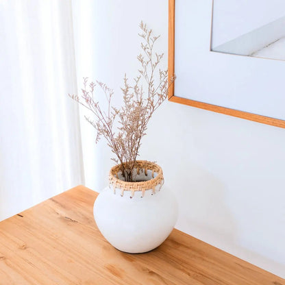 Witte Vaas TUBAN – Ronde Decoratieve Klei &amp; Rotan Vaas, Ø23 cm