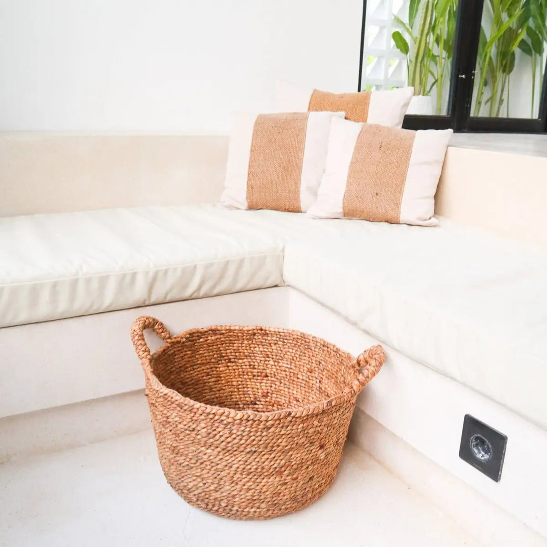 Handgemaakte Samu wasmand en plantenmand van waterhyacint in drie maten, geschikt voor wasgoed, planten of opberging, met natuurlijke, handgeweven uitstraling.