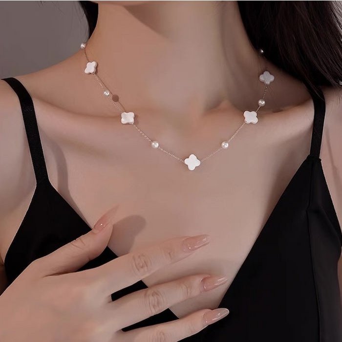 Handgemaakte sieradenset met parelmoer klaver en zoetwaterparels, 18K verguld messing, bestaande uit een halsketting en armband.