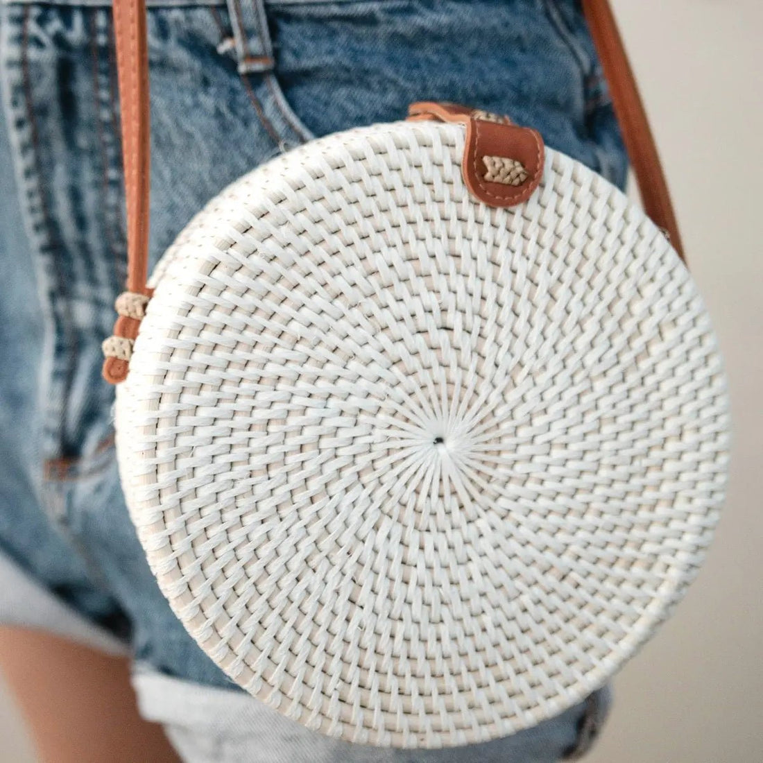 Ronde Rotan Tas SENJA – Wit, Crossbody met Lederen Riem