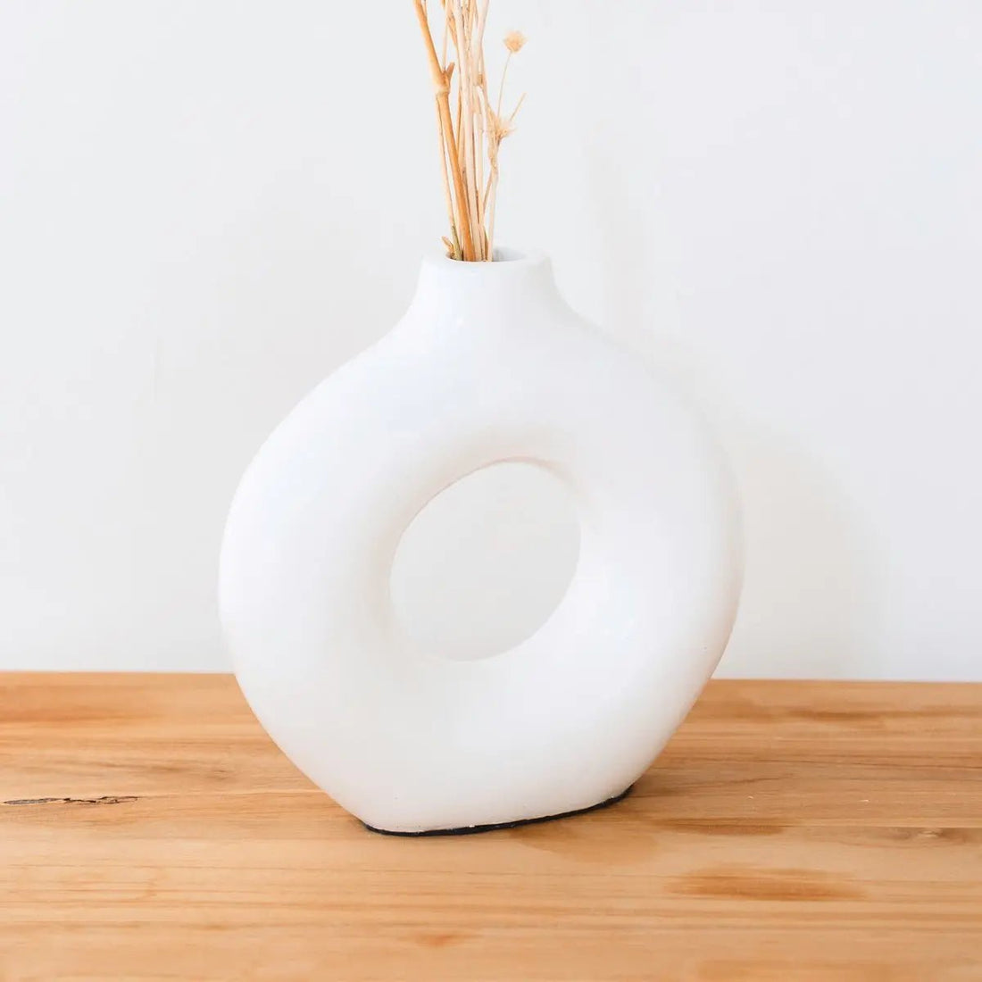 Ringvormige vaas wit – kleivaas handgemaakt – kleine bohovaas – vaas voor gedroogde bloemen – decoratieve vaas voor vensterbank, plank of tafel NUSA