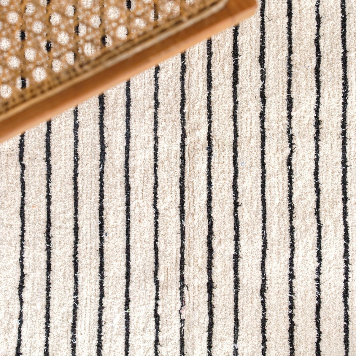Groot Vloerkleed 150x120 cm – Wit Katoen met Zwarte Strepen | KERTA Handgeweven