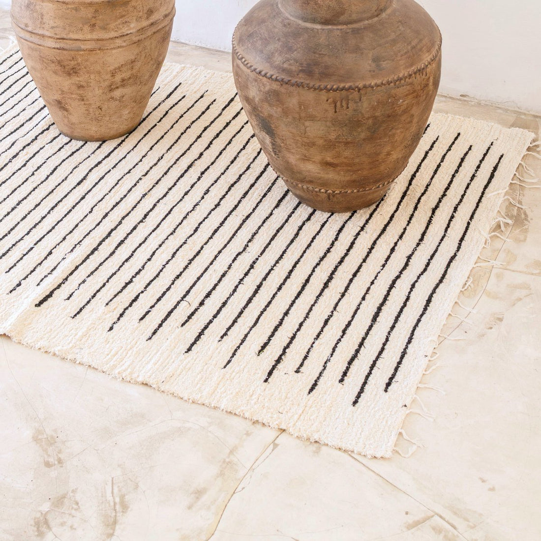 Groot Vloerkleed 150x120 cm – Wit Katoen met Zwarte Strepen | KERTA Handgeweven