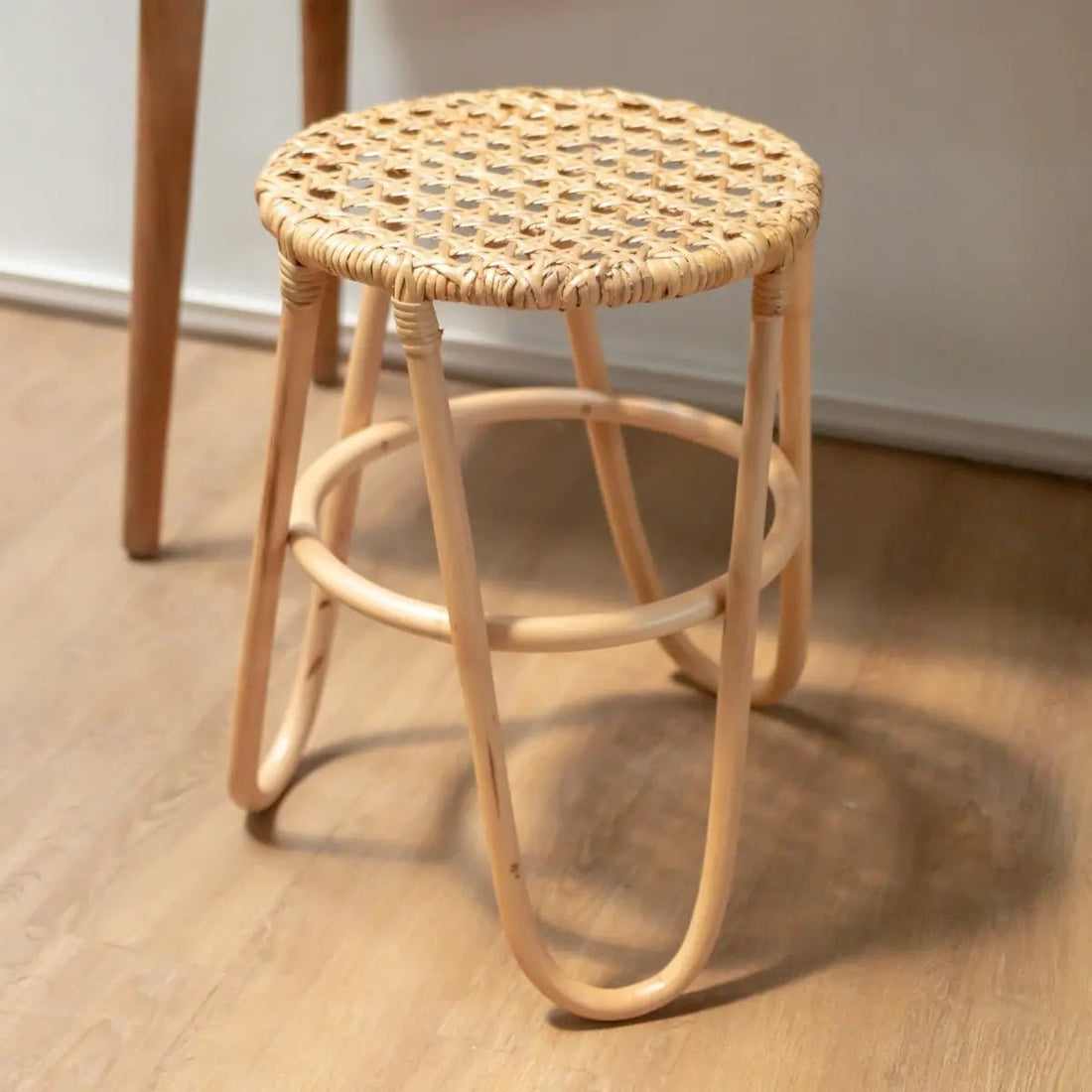 Rotan Kruk KOLAKA Naturel Ø35 cm met Geweven Zitvlak | Kleine ronde kruk met drie poten