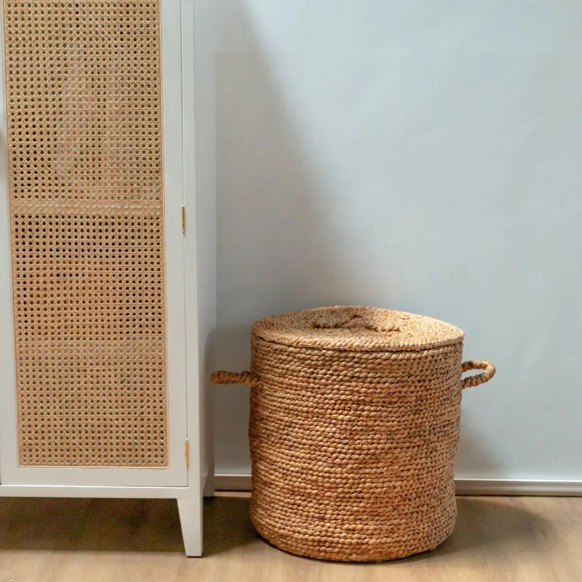 AMAN Grote Wasmand met Deksel Ø54 cm – Geweven Waterhyacint Mand