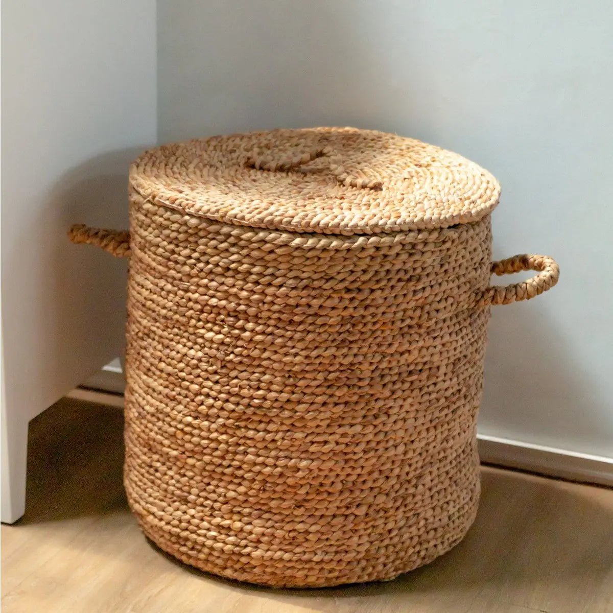 AMAN Grote Wasmand met Deksel Ø54 cm – Geweven Waterhyacint Mand