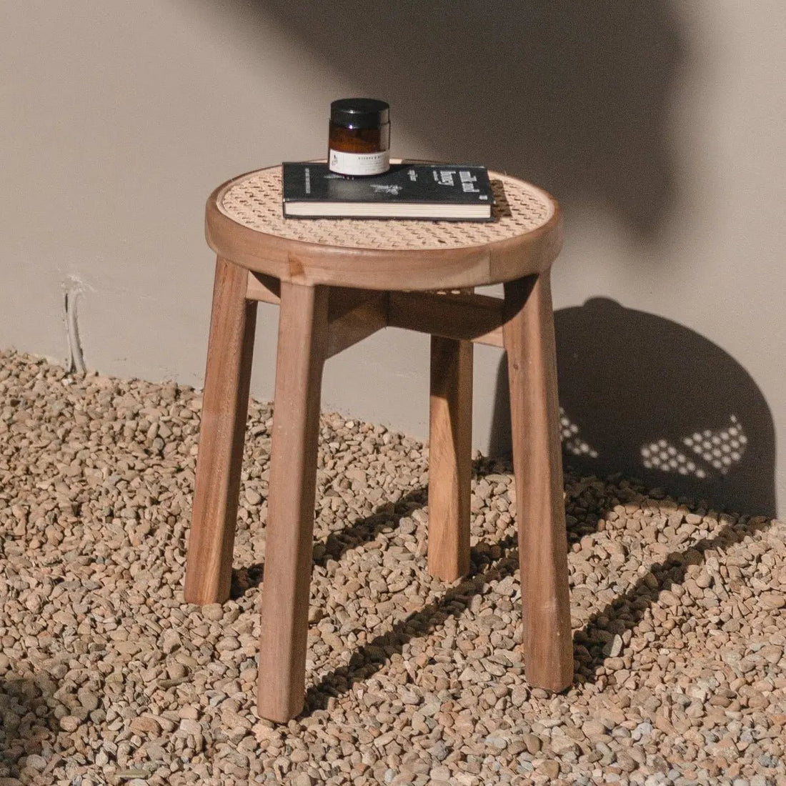 Houten Kruk CARAMIN | Trembesi Hout &amp; Geweven Rotan Zitvlak