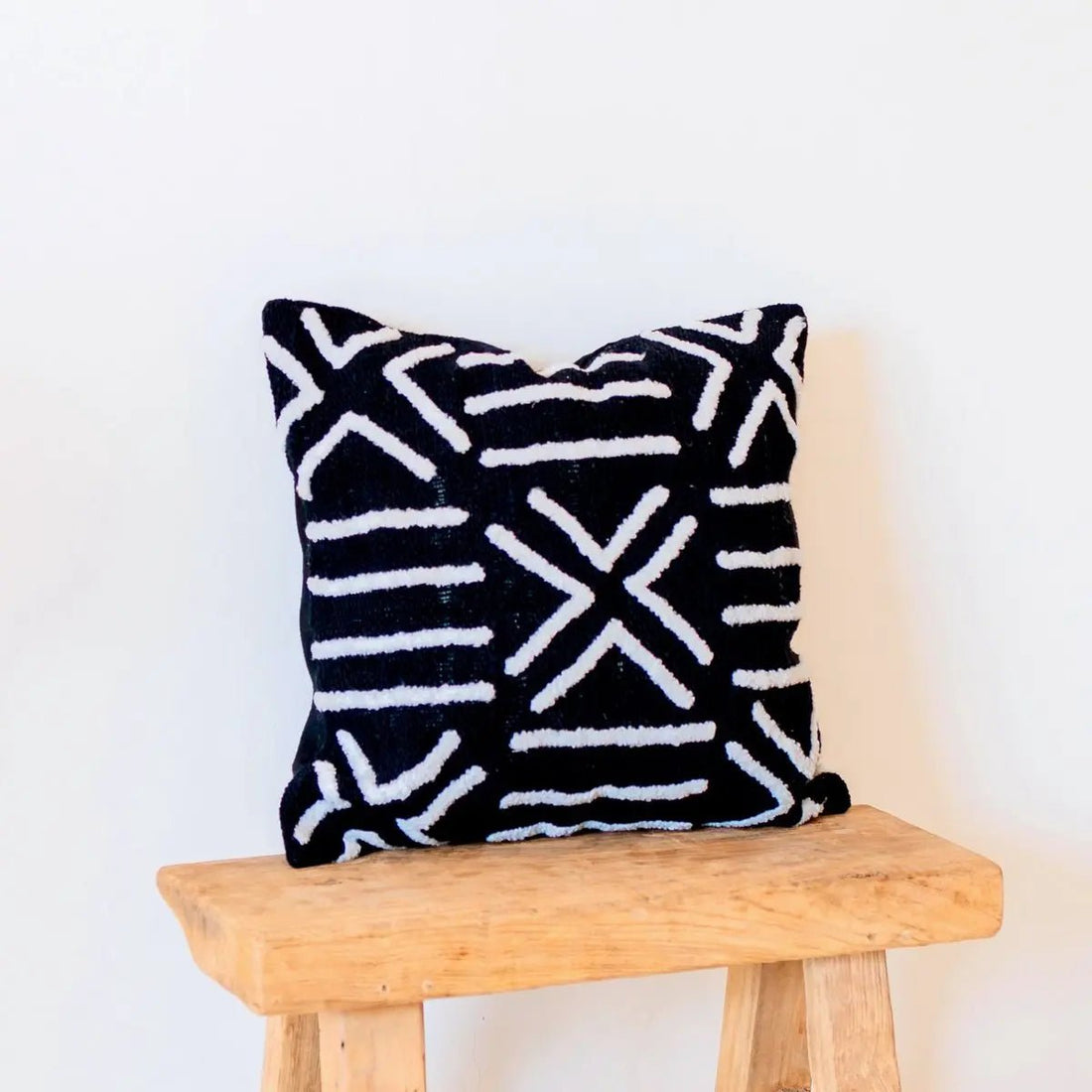 Decoratieve kussenhoes handgemaakt – zwarte kussenhoes – Boho sierkussen – 40x40 / 50x50 cm geborduurde kussenhoes gemaakt van katoen BIMA