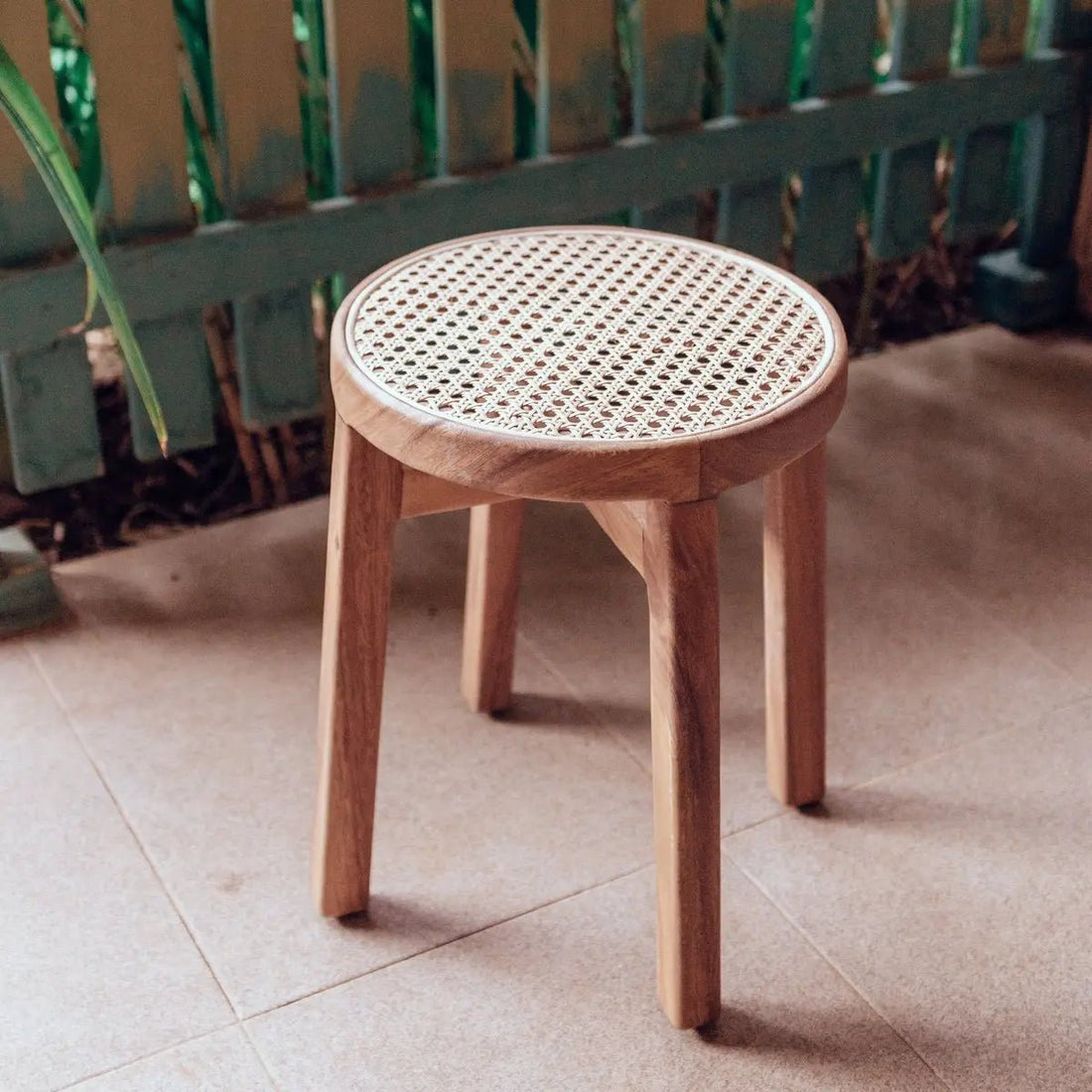 Houten Kruk CARAMIN | Trembesi Hout &amp; Geweven Rotan Zitvlak