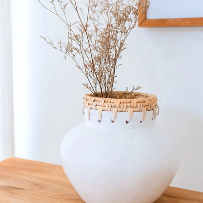 Witte Vaas TUBAN – Ronde Decoratieve Klei &amp; Rotan Vaas, Ø23 cm